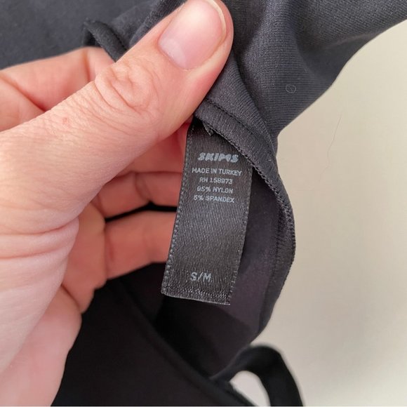 SKIMS Essential T-Shirt Bodysuit Black S/M NWOT - Picture 4 of 6